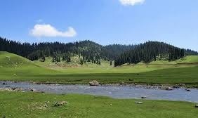 উত্তর কাশ্মীরের (North Kashmir) বাঙ্গুস ভ্যালি (Bangus Valley) যেন সবুজ কার্পেটের মতো বিস্তৃত। চারপাশে পাহাড়ি ঢাল, মাঝখানে বিশাল মেঠো প্রান্তর—প্রকৃতিপ্রেমীদের (Nature Lovers) কাছে এক স্বর্গ। এখানে ধীর গতিতে ভ্রমণ (Slow Travel), পিকনিক বা ফটোগ্রাফির (Photography) জন্য আদর্শ পরিবেশ।